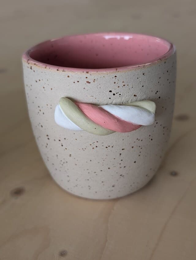 Beker met gespikkeld glazuur en een gevlochten oor